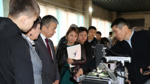 Бизде жогорку билимдүүлөр көп, бирок негизги тейлөөчү кызматкерлерге муктажбыз, - министрдин орун басары